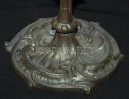 Cca 1880 Dekoratív öntött vas gyertyatartó, alján pecsét, 21 cm