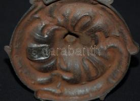Cca 1880 Dekoratív öntött vas gyertyatartó, alján pecsét, 21 cm
