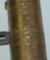1939 Arabeszkdíszítésű réz srapnel úti kávédaráló kiváló állapotban /
Brass Shrapnel travel coffee g...