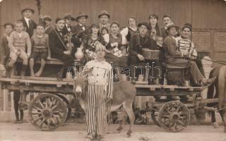 Horse cart with Gypsy musicians, clown with donkey / Miskolci cirkuszi szekér cigányzenészekkel, photo