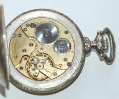 Cca 1907  Doxa zsebóra, fém, másodperc mutatós, hátoldalán vízilabdázók, müködőképes, sérült számlap...