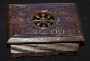 Díszes faragott fa tálca elefántcsont berakással és egy kis ládika