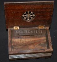 Díszes faragott fa tálca elefántcsont berakással és egy kis ládika