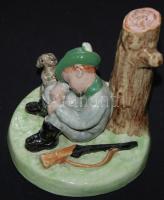 Izsépy kerámia : Alvó vadász, mázas kerámia, jelzett, apró restaurálás, magasság: 16 cm, szélesség 1...