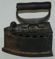 cca 1900 Szép állapotú öntöttvas szenes vasaló, magasság:22 cm, hosszúság:19 cm / Vintage iron