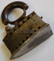 cca 1900 Szép állapotú mini öntöttvas szenes vasaló, magasság:12 cm, hosszúság:11 cm / Vintage iron