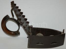 cca 1900 Szép állapotú öntöttvas szenes vasaló, magasság:25 cm, hosszúság:21 cm / Vintage iron