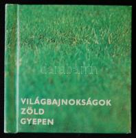 Minikönyv: Világbajnokságok zöld gyepen. H.n., 1982, Ifjúsági Lapkiadó Vállalat Ságvári Endre Könyvszerkesztőség. Sorszámozott (142/1000) kiadvány fekete-fehér fotókkal illusztrálva, színes melléklettel a világbajnokságok plakátjairól és kupáiról