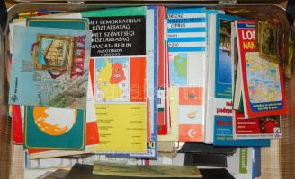 Egy bőröndnyi vegyes turisztikai térkép és utazási prospektus egyéb régi nyomtatvánnyal