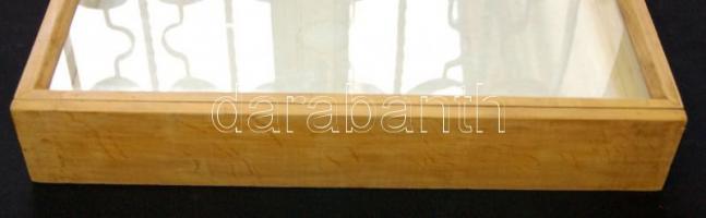 Üvegezett fa vitrin doboz különböző gyűjthető tárgyak számára 40x50x8 cm