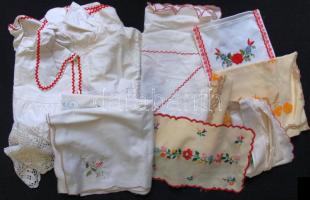 Nagy tételnyi régi hímzett terítő és felsőruha. Összesen kb 20 db / mixed vintage clothes
