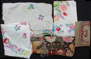 Nagy tételnyi régi hímzett terítő és felsőruha. Összesen kb 20 db / mixed vintage clothes