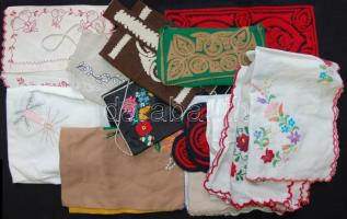 Nagy tételnyi régi hímzett terítő és felsőruha. Összesen kb 20 db / mixed vintage clothes