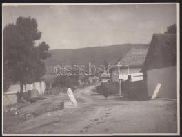 cca 1930 Patakban mosó asszony, falusi életkép 2 db fotó 24x20 cm