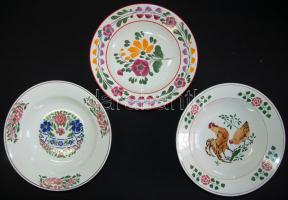 10db részben kézzel festett kerámia dísztányér kétféle méretben /  Folklore wall plates, some of them hand-painted d: 23cm, d: 15cm