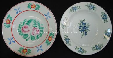 10db részben kézzel festett kerámia dísztányér kétféle méretben / 
Folklore wall plates, some of the...