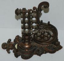 Díszes öntöttvas falikar / 
Decorative iron hanger 18x17cm