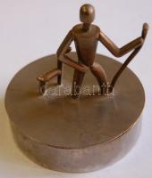 Tevan jelzéssel kis doboz, ezüstözött sárgaréz, magasság: 11 cm