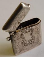 1907 Jelzett ezüst (Ag) gyufatartó dobozka John Thompson & Sons birminghami műhelyéből /  Silver matchbox hallmarked by John Thompson & Sons from Birmingham, 4,5x3,5cm, br: 19,1gr