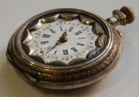 cca 1900 Ezüst (Ag) zsebóra festett porcelán számlappal, a hátlapján a Monarchia 750/1000 oroszlánfejes tisztaságjelzésével. Jól jár, de javításra szorul (a számlapon alig látható repedés, az üveg és akasztó hiányzik, a hátlapja levált) /  Silver pocket watch with porcelain dial, hallmarked by the Austro-Hungarian Empire. Works well but needs repair, br: 67,4gr