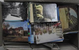 Több mint 2.000 főleg modern képeslap hagyatékból, elsősorban magyar városképek, de sok külföldi az egész világból és motívumlap is, karton dobozban