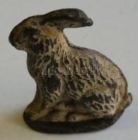 Cca 1930 Festett szemű ólom nyuszis levélnehezék, 7 cm