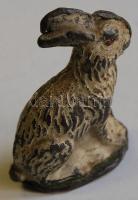 Cca 1930 Festett szemű ólom nyuszis levélnehezék, 7 cm