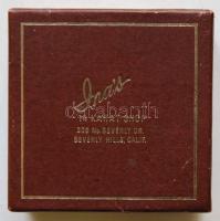 Ana's "14K Karat Shop Beverly Hills"-ből való cirkón kitűző, 6 cm-es átmérővel