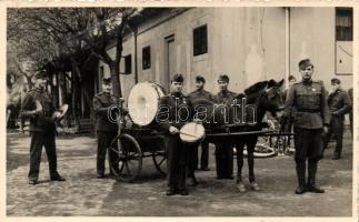 Soldiers with musical instruments (fa)