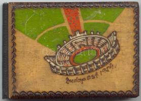 Népstadiont ábrázoló kisméretű faragott fa borítóval ellátott jegyzettömb Budapest 1954 jelzéssel