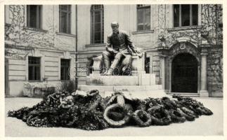 Komárom Jókai statue