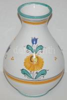 2 db Kézzel festett virágokkal díszített kerámia váza jelzés nélkül (egyik repedt) / Handpainted ceramic vase (cracked) 20cm, 15 cm