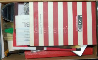 Nagy vegyes óra tétel: karórák, alkatrészek, óratartók, ébresztőórák, stb.