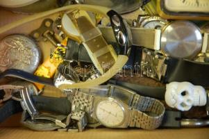 Nagy vegyes óra tétel: karórák, alkatrészek, óratartók, ébresztőórák, stb