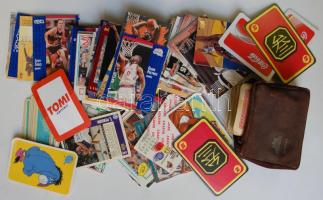 Egy cipős doboznyi kártya tétel: kosaras kártya, klf játékkártyák, hűtőmágnesek, stb.