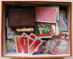 Egy cipős doboznyi kártya tétel: kosaras kártya, klf játékkártyák, hűtőmágnesek, stb