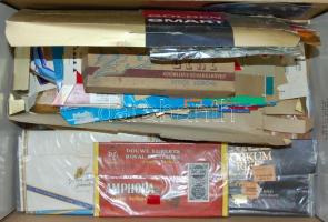 Egy doboznyi klf cigarettás doboz, dohánytasak, cigaretta címke, stb