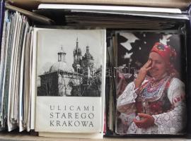 kb 700 db modern képeslap, vegyes tétel, főleg üdvöző és más motívumlapok, külföldi és magyar városképeslapokkal, köztük kb 100 nem képeslapos üdvözlős és motívum kártya