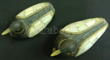 Cca 1890 gyöngyház berakásos, kézzel faragott és rézlemezzel feldíszített fa vadkacsa pár, korának m...