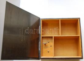 Zenélő, zsűrizett iparművész rézdoboz fa betéttel, a belsejében "Emlékül munkatársaidtól 1976. julius 1." gravírozással /  Individually designed copper box with wooden container and a music box inside 20x20x6,5cm