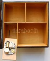 Zenélő, zsűrizett iparművész rézdoboz fa betéttel, a belsejében "Emlékül munkatársaidtól 1976. ...