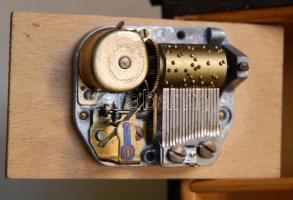 Zenélő, zsűrizett iparművész rézdoboz fa betéttel, a belsejében "Emlékül munkatársaidtól 1976. ...