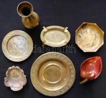 Vegyes réztárgyak: indiai váza, hamutartók és tálkák / 
Little brass lot