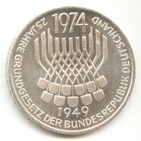 NSZK 1974. 5M Ag "25 éves az Alkotmány" T:PP tanúsítvánnyal
GFR 1974. 5 Mark Ag "Cons...