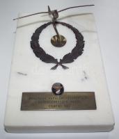 1949. Hajdúszoboszlói Országos Repülőmodell Verseny csapat díj plakett márványtalapzaton, zománcozott Országos Magyar Repülő Egyesület díszítménnyel és réz repülőgép kisplasztikával (100x150mm) T:2