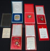 4db "Kiváló Dolgozó" kitüntetés dísztokban + "Számgép" 10 év a szocializmusért kitüntetés dísztokban + "Az Ipari Szövetkezet Kiváló Dolgozója" kitüntetés dísztokban T:1,2