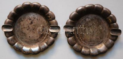 cca 1966-1999 Egy pár ezüst (Ag) hamutál 835-ös magyarországi tisztaságjelzéssel, mesterjellel ellátva /  A pair of silver ashtrays with 835 fineness Hungarian assay mark d: 11cm, 52,7gr + 55,1gr