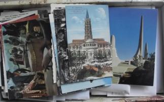 Zömmel használatlan külföldi képeslap tétel, 500 lap európai és tengerentúli országokból pl. Afrika, Mexikó, USA, karton dobozban. Nagyrészt modernebb anyag de háború előtti és 50-es évek is. Érdekes vegyes anyag!