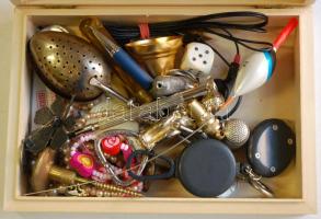 Kis bolha tétel: sörnyitó, csavarhúzó, kulcstartó, bizsuk, gyűszű, teafű tartó, medálok, érmék, stb.