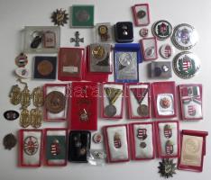 Doboznyi kitüntetés, jelvény, kitűző, köztük több magyar címer jelvény,dísztokban is, összesen ~40db T:1,2